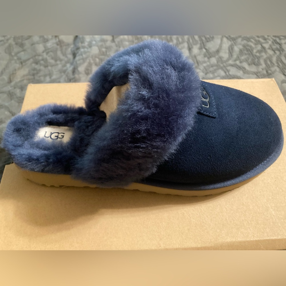 Women's UGG Cozy Slipper size 9 New Navy